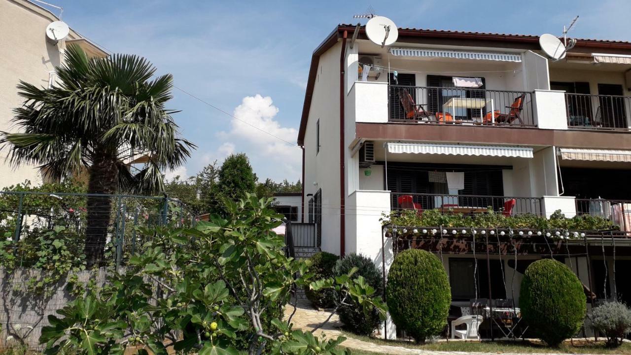 Apartments Svjeta Jadranovo Ngoại thất bức ảnh